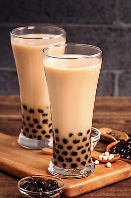 포토 JPG 해외이미지 디저트 실내 사람없음 유리그릇 나무숟가락 나무도마 나무탁자 버블티 타피오카펄 해외포토 그릇 음료 음식 유리 탁자 도마 내부 목재 숟가락 파일형식 이미지허브