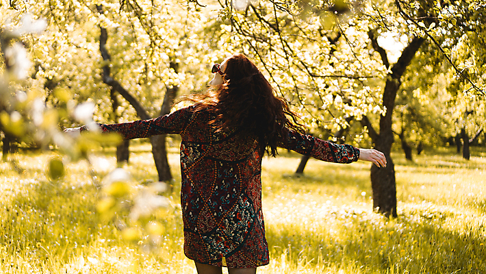 포토 JPG 해외이미지 백인 공원 여자 행복 유럽 밭 자연 휴식 따뜻함 건강 미소 사람 성인 사람없음 야외 초록색 여름 뷰티 정원 맑음 힘 봄 자유 흰색 시골 피부 무료 미백 혼자 해외포토 서양인 계절 공공시설 감정 나라 컬러 컨셉 농업 날씨 표정 신체부위 생태계 파일형식 이미지허브