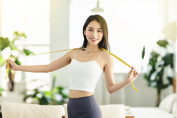 포토 JPG 해외이미지 라이프스타일 여자 다이어트 실내 줄자 한명 미소 동양인 상반신 성인 앞모습 아웃포커스 운동복 뷰티 잡기 날씬함 자기관리 성인여자한명만 해외포토 1 옷 뷰포인트 모션 촬영기법 표정 자 건강 사람 인종 내부 생활 몸매 여자한명만 성인여자만 파일형식 이미지허브