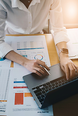 포토 JPG 해외이미지 여자 비즈니스 한명 들기 상반신 성인 앞모습 노트북 하이앵글 사무실 펜 타이핑 업무 책상 문서 성인여자한명만 해외포토 1 뷰포인트 가구 모션 사람 전자제품 필기구 작업 여자한명만 성인여자만 파일형식 이미지허브