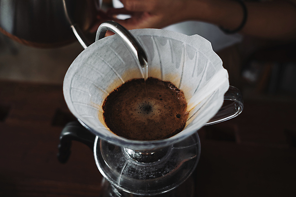 포토 JPG 해외이미지 손 커피 실내 아웃포커스 신체부위 카페 붓기 드립커피 핸드드립 해외포토 음료 모션 촬영기법 사람 내부 상점 커피용품 파일형식 이미지허브