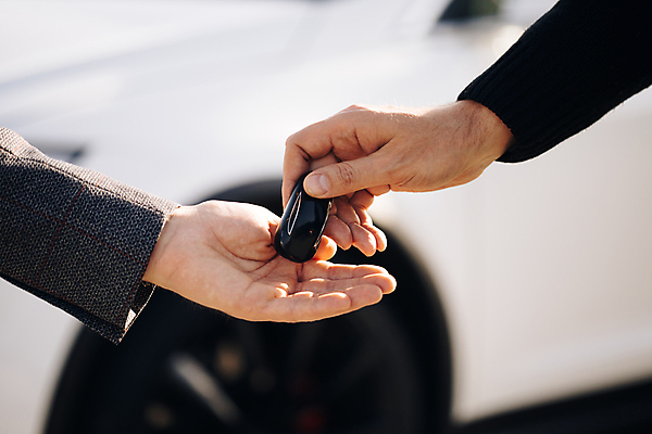 포토 JPG 해외이미지 백인 손 디자인 스포츠 비즈니스 교통시설 자동차 열쇠 새로움 악수 설명 사람 두명 세일 상점 거래 비즈니스맨 운전사 구매 중개인 고객 계약 서비스 딜러 소매 보험 모터 대여 렌탈 매각 자동 해외포토 서양인 직업 남자 육상교통 교통 컨셉 모션 손짓 신체부위 쇼핑 직장인 시설 파일형식 이미지허브