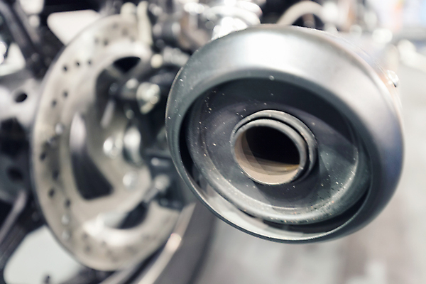 포토 JPG 해외이미지 손 스포츠 부분 교통시설 사람없음 빛 금속 자전거 검은색 힘 기계 운전 오토바이 흰색 바퀴 수리 승차 브레이크 묘사 속도 부식 엔진 기어 모터 고립 속도계 자동 철강 해외포토 컬러 교통 모션 재질 신체부위 바이크 시설 파일형식 이미지허브