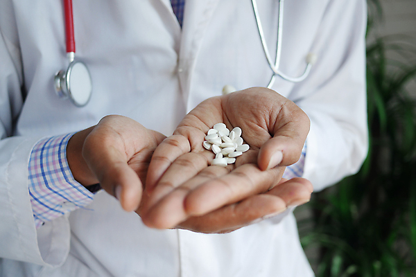 포토 JPG 해외이미지 직업 손 청진기 병원 손바닥 사람 사람없음 파란색 알약 약 의사 흰색 잡기 바이러스 컨테이너 추천 처방 카피스페이스 해외포토 산업 컬러 의학 의료기기 모션 신체부위 공백 의료진 파일형식 이미지허브