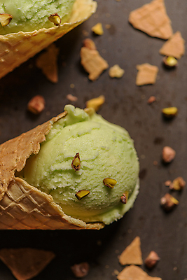 포토 JPG 해외이미지 실내 근접촬영 사람없음 달콤 콘아이스크림 부스러기 피스타치오 갈색배경 해외포토 뷰포인트 백그라운드 아이스크림 내부 갈색 견과류 맛 파일형식 이미지허브