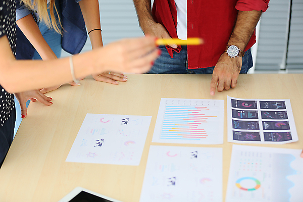 포토 JPG 해외이미지 백인 직업 디자인 응시 여자 남자 행복 유럽 회사 비즈니스 건축양식 사업가 통신 성공 회의 협력 설계 노동자 수염 아이디어 갈색머리 함께함 실내 창조 대화 미소 사람 인종 손짓 여러명 성인 노트북 컴퓨터 사무실 뷰티 업무 작업 직장인 비즈니스맨 비즈니스우먼 자신감 그룹 엔지니어 전문직 계획 건축가 토론 디자이너 스마트 동료 경영자 리더 다인종 공학 경영 인턴 지원 콜라보레이션 브레인스토밍 해외포토 서양인 헤어스타일 시선 교육 건축 감정 나라 다수 컨셉 관계 모션 표정 말하기 내부 전자제품 기술자 파일형식 이미지허브