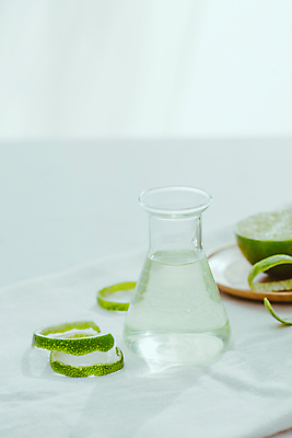 포토 JPG 해외이미지 실내 사람없음 화장품 흰배경 삼각플라스크 라임 에스테틱 아로마오일 해외포토 백그라운드 과일 내부 뷰티 흰색 오일_화장품 플라스크 파일형식 이미지허브