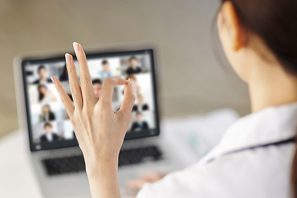 포토 JPG 해외이미지 직업 손 여자 유니폼 성공 실내 건강 병원 대화 한명 뒷모습 노트북 사무실 스크린 만남 환자 의사 실험복 업무 OK 스마트 분석 동료 보여주기 해외포토 1 옷 뷰포인트 컨셉 비즈니스 의학 관계 모션 말하기 사람 손짓 내부 신체부위 전자제품 의료진 가운 작업 파일형식 이미지허브