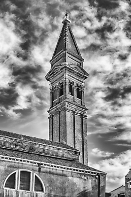 포토 JPG 해외이미지 유럽 종교 섬 여행 건축양식 창문 지붕 주택 사람없음 야외 건물 도시풍경 성당 교회 탑 기댐 이탈리아 종 베네치아 종탑 석호 줄서기 해외포토 건축물 건축 나라 종교건축 모션 풍경 도시 파일형식 이미지허브