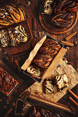 포토 JPG 해외이미지 조각 사람없음 하이앵글 갈색 케이크 슬라이스 브리오슈 시나몬 파운드케이크 플랫레이 종이호일 해외포토 빵 뷰포인트 컬러 디저트 플랫 파일형식 이미지허브