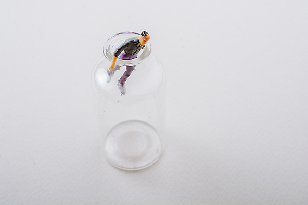 포토 JPG 해외이미지 유리병 실내 사람없음 미니어처 탈출 흰배경 인물미니어처 해외포토 백그라운드 컨셉 병_용기 내부 모형 흰색 파일형식 이미지허브