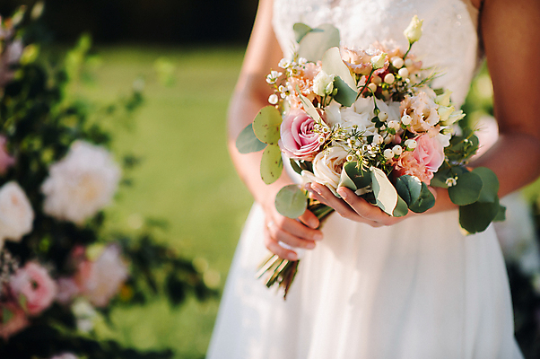 포토 JPG 해외이미지 드레스 여자 꽃 부케 결혼 결혼식 실내 한명 들기 상반신 성인 옆모습 아웃포커스 축하 우아함 성인여자한명만 해외포토 식물 1 옷 뷰포인트 꽃다발 컨셉 모션 촬영기법 사람 이벤트 내부 여자한명만 성인여자만 파일형식 이미지허브