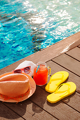 포토 JPG 해외이미지 주간 모자 야외수영장 빨대 그림자 사람없음 야외 여름 수건 선글라스 여름풍경 쪼리 오브젝트 수박주스 해외포토 자연요소 잡화 계절 안경 수영장 풍경 위생용품 과일주스 샌들 파일형식 여름_계절 이미지허브