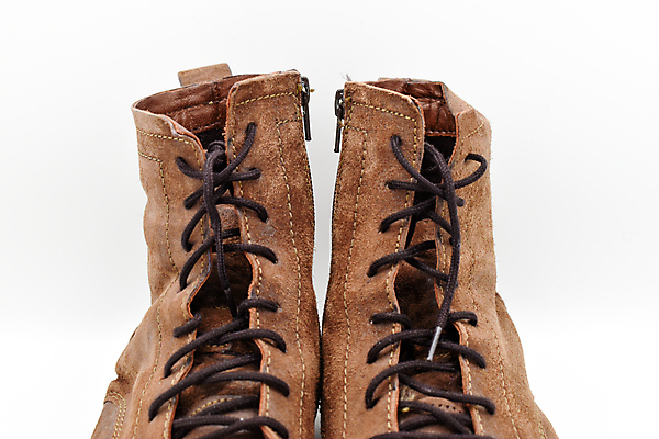 포토 JPG 해외이미지 라이프스타일 디자인 옷 남자 신발 부츠 사람없음 야외 갈색 유행 흰색 쌍 닫기 가죽 고립 양발 스타일 유일 해외포토 레이스천 컬러 모션 사람 생활 직물 파일형식 이미지허브