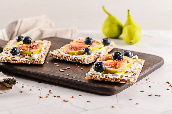 포토 JPG 해외이미지 사람없음 아웃포커스 카나페 블루베리 대리석 무화과 나무도마 크림치즈 타일바닥 플레이팅 해외포토 과일 재료 치즈 바닥 도마 서양음식 촬영기법 목재 상차림 파일형식 이미지허브