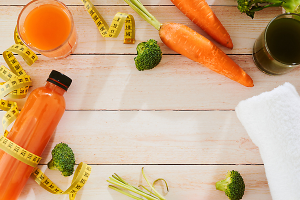 포토 JPG 해외이미지 잔 프레임 실내 줄자 그림자 사람없음 하이앵글 수건 당근 병 브로콜리 당근주스 카피스페이스 나무배경 해독주스 해외포토 식기 뷰포인트 백그라운드 채소 뿌리채소 자 내부 위생용품 주스 공백 야채주스 파일형식 이미지허브