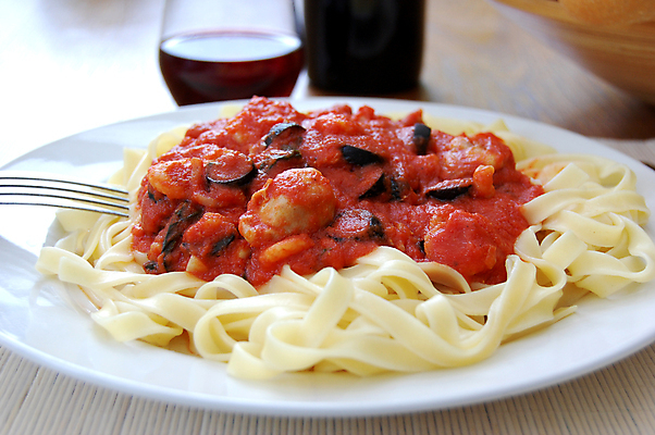 포토 JPG 해외이미지 접시 음식 포크 토마토 유리 파스타 요리 사람없음 빨간색 식당 와인 식사 저녁식사 치킨 이탈리아 면 지중해 허브 올리브 탈리아텔레 해외포토 식물 식기 열매 유럽 바다 컬러 채소 재질 주류 서양음식 상점 닭고기요리 파스타면 파일형식 이미지허브