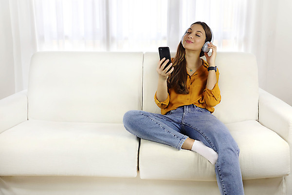포토 JPG 해외이미지 여자 음악 이어폰 거실 노래 무선통신 휴식 주택 실내 한명 사람 앉기 내부 10대 스마트폰 소파 헤드폰 소리 듣기 추위 흰색 오디오 히스패닉 멜로디 카피스페이스 브라질사람 안락 해외포토 1 컬러 음향기기 컨셉 의자 통신 모션 청소년 문화예술 건물 전자제품 핸드폰 스마트기기 공백 파일형식 이미지허브