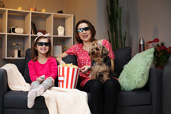 포토 JPG 해외이미지 백인 여학생 남자 딸 안경 어린이 가족 휴식 아파트 주택 함께함 성인 두명 10대 부모 소파 3D 텔레비전 방 관찰 아빠 플랫 개 작음 필름 영화 팝콘 주말 리빙 프로그램 해외포토 서양인 학생 잡화 여자 컨셉 의자 포유류 관계 모션 청소년 문화예술 사람 건물 전자제품 크기 디지털합성 파일형식 이미지허브