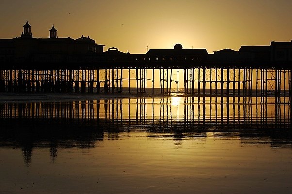 포토 JPG 해외이미지 모래 파도 바다 여행 갈매기 호텔 낚시 휴가 휴식 영국 잉글랜드 사람없음 물 태양 반사 항구 일몰 새벽 거품 산책로 뜨거움 서핑 야간 대서양 단절 해외포토 자연요소 유럽 길 컨셉 교통시설 조류 숙소 레저 노을 수상스포츠 파일형식 이미지허브