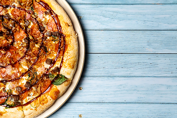 포토 JPG 해외이미지 피자 패스트푸드 실내 사람없음 하이앵글 파란배경 나무받침 카피스페이스 나무배경 해외포토 뷰포인트 백그라운드 서양음식 내부 목재 파란색 공백 인스턴트 받침대 파일형식 이미지허브