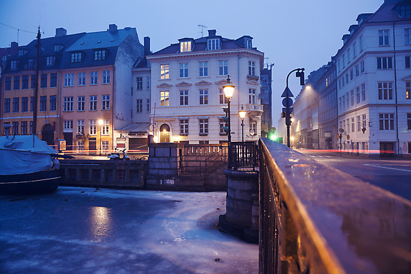 포토 JPG 해외이미지 유럽 야경 가로등 유럽건축 덴마크 사람없음 야외 빛 강 도시풍경 도시 신호등 가교 해외포토 건축물 공공시설 나라 서양건축 북유럽 풍경 야간 파일형식 풍경_경치 이미지허브