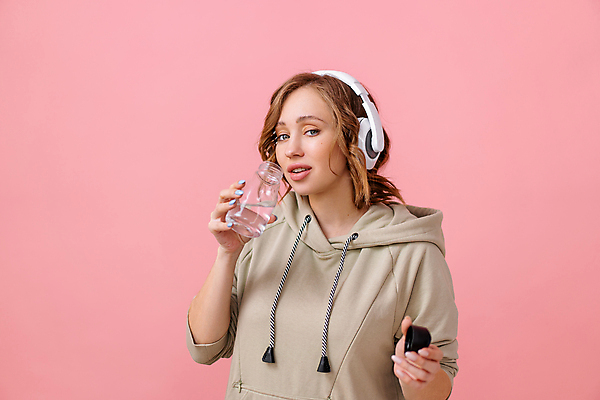 포토 JPG 해외이미지 백인 웰빙 여자 얼굴 음료 스포츠 청소년 유리 실내 건강 한명 물 조깅 헤드폰 마시기 신선 잡기 투명 액체 갈증 물병 순수 상쾌 여자한명만 해외포토 자연요소 서양인 1 감정 음향기기 컨셉 모션 재질 사람 내부 신체부위 운동 물통 여자만 파일형식 이미지허브