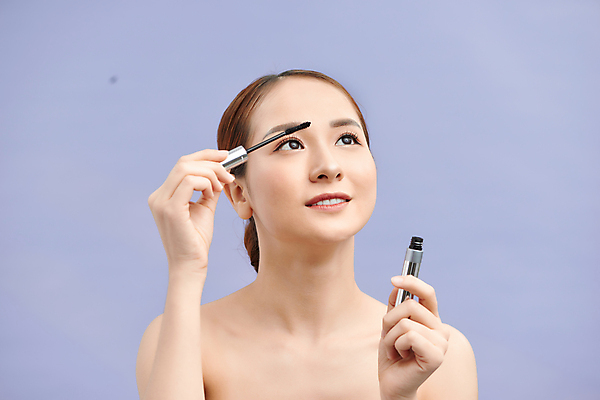 포토 JPG 해외이미지 응시 여자 실내 한명 미소 들기 동양인 상반신 성인 앞모습 뷰티 마스카라 보라색배경 아이메이크업 성인여자한명만 해외포토 1 시선 뷰포인트 백그라운드 모션 표정 사람 인종 내부 화장 보라색 화장품 여자한명만 성인여자만 파일형식 이미지허브