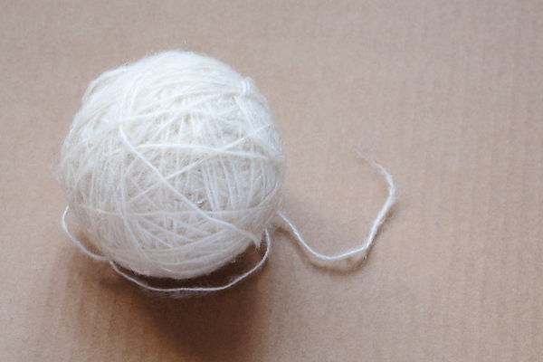 포토 JPG 해외이미지 1 줄 공 따뜻함 취미 사람없음 목재 흰색 직물 실 코드 바느질 천 오브젝트 싱글 롤 부드러움 실타래 섬유 솜털 내추럴 판지 양모 핸드메이드 해외포토 나무 컬러 재료 감각 파일형식 이미지허브