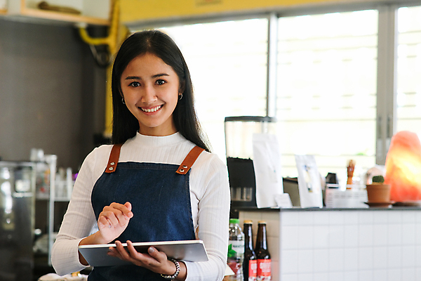 포토 JPG 해외이미지 직업 행복 비즈니스 사업가 성공 노동자 한명 태블릿 알약 상점 디지털 식당 앞치마 펼침 카페 작업 비즈니스우먼 자신감 웨이트리스 종업원 웨이터 무선전화기 서비스 경영자 긍정 바리스타 카페테리아 주인 중소기업 해외포토 1 여자 감정 컨셉 회사 모션 사람 전자제품 스마트기기 약 직장인 전화기 리더 파일형식 이미지허브