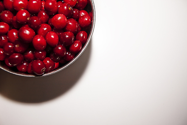 포토 JPG 해외이미지 실내 사람없음 빨간색 하이앵글 흰색 체리 담기 카피스페이스 해외포토 뷰포인트 컬러 과일 모션 내부 공백 파일형식 이미지허브