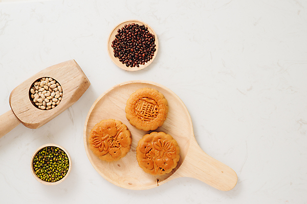 포토 JPG 해외이미지 콩 실내 사람없음 하이앵글 흰배경 담기 나무그릇 나무쟁반 나무접시 스쿱 월병 해외포토 그릇 접시 뷰포인트 백그라운드 모션 곡류 쟁반 내부 목재 과자 흰색 중국전통 파일형식 이미지허브