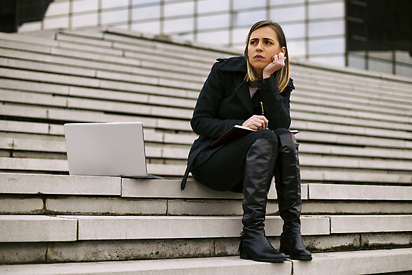 포토 JPG 해외이미지 전신 응시 여자 비즈니스 피곤 한명 들기 앉기 성인 야외 옆모습 노트북 펜 계단 턱괴기 기록 도시 비즈니스우먼 고민 해외포토 1 시선 감정 뷰포인트 컨셉 모션 사람 전자제품 필기구 직장인 파일형식 이미지허브