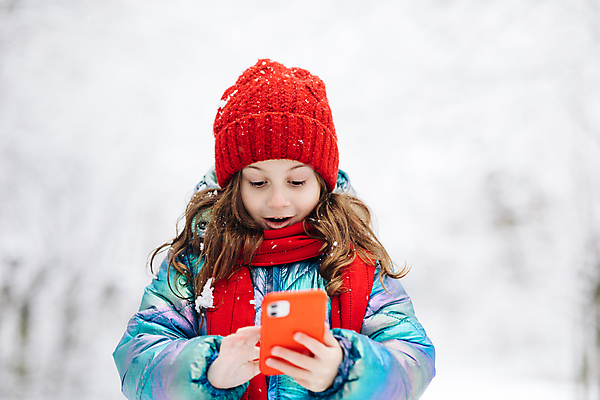 포토 JPG 해외이미지 손 여자 행복 얼굴 어린이 겨울 인터넷 손가락 놀이 관리 한명 미소 사람 소년 스마트폰 핸드폰 컴퓨터 터치패드 장난감 독서 웹 터치 게임 아기 관찰 네트워크 닫기 휴대용 전화기 스마트 팔 동영상 터치스크린 플레이어 해외포토 1 계절 남자 감정 컨셉 모션 표정 신체부위 전자제품 스마트기기 오브젝트 파일형식 이미지허브