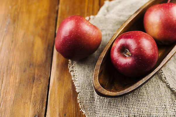 포토 JPG 해외이미지 과일 실내 사람없음 사과 삼베 나무접시 나무배경 해외포토 접시 백그라운드 내부 파일형식 천_직물 이미지허브
