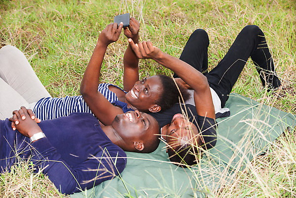 포토 JPG 해외이미지 학생 라이프스타일 남자 행복 감정 여행 관계 휴가 휴식 함께함 미소 웃음 사람 잔디 초원 사람없음 여름 친구 청춘 소풍 하이킹 낭만 만족 흥분 거짓말 해외포토 식물 계절 컨셉 레저 표정 생활 야외활동 파일형식 이미지허브