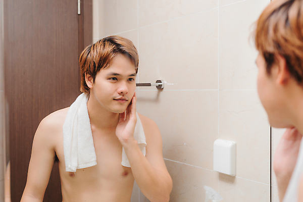 포토 JPG 해외이미지 응시 남자 실내 한명 동양인 상반신 성인 옆모습 뷰티 반사 거울 만족 화장실 자기관리 성인남자한명만 그루밍족 해외포토 1 시선 감정 뷰포인트 사람 인종 내부 남자한명만 성인남자만 파일형식 이미지허브