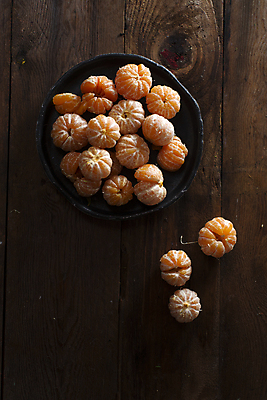 포토 JPG 해외이미지 접시 귤 실내 사람없음 여러개 나무배경 해외포토 식기 다수 백그라운드 과일 내부 파일형식 이미지허브