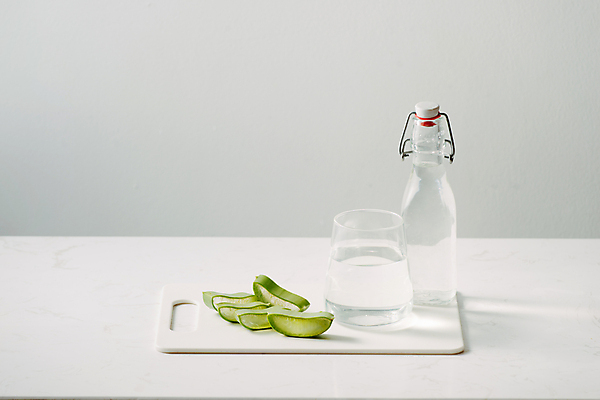 포토 JPG 해외이미지 유리병 잔 도마 실내 사람없음 피부관리 흰배경 알로에 알로에베라 알로에젤 해외포토 식물 식기 백그라운드 주방용품 병_용기 내부 뷰티 화장품 흰색 젤 파일형식 이미지허브