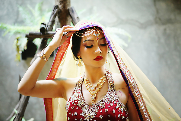 포토 JPG 해외이미지 모델 전통 손 드레스 옷 여자 행복 아시아 종교 문화 얼굴 결혼 백그라운드 갈색머리 한명 사람 동양인 인종 성인 빨간색 뷰티 유행 춤 우아함 보석 인도인 동쪽 베일 사리 이국적 힌두교 해외포토 외국인 1 헤어스타일 감정 나라 컬러 컨셉 문화예술 이벤트 신체부위 광석 방향 파일형식 이미지허브