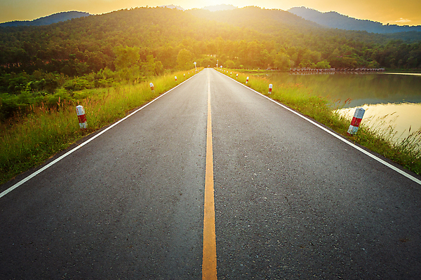 포토 JPG 해외이미지 계절 도로 선 여행 백그라운드 교통시설 자동차 태국 자연 하늘 휴식 산 거리 사람없음 초록색 강 햇빛 태양 노란색 일출 환경 일몰 운전 시골 저수지 고속도로 저녁 숲 언덕 속도 내추럴 루트 방법 수평선 해외포토 자연요소 아시아 길 육상교통 컬러 교통 컨셉 모션 노을 야간 시설 생태계 파일형식 이미지허브