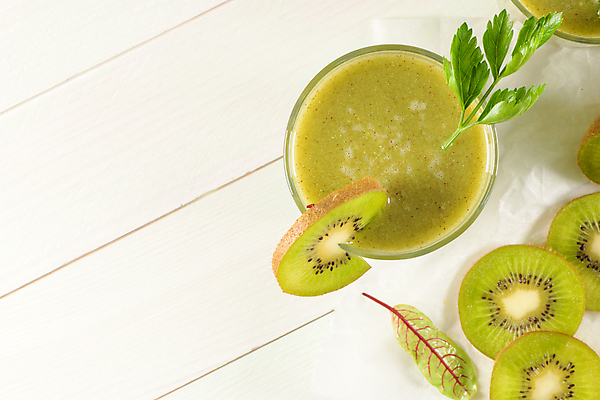 포토 JPG 해외이미지 조각 잎 단면 실내 키위 사람없음 컵 하이앵글 신선 달콤 키위스무디 나무배경 해외포토 식물 식기 뷰포인트 백그라운드 과일 내부 맛 스무디 파일형식 이미지허브