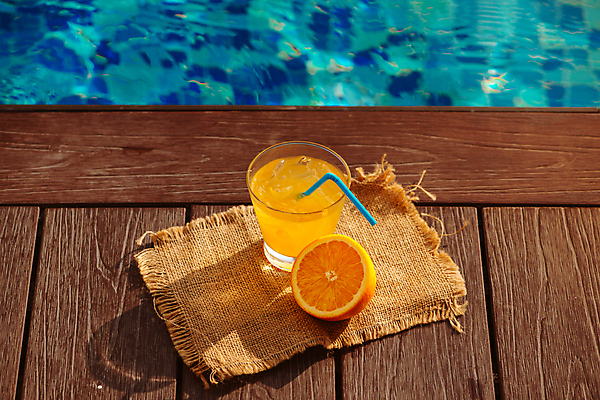 포토 JPG 해외이미지 주간 오렌지 단면 야외수영장 빨대 그림자 사람없음 야외 여름 여름풍경 오렌지주스 천 오브젝트 해외포토 자연요소 계절 과일 수영장 풍경 직물 과일주스 파일형식 여름_계절 이미지허브