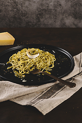 포토 JPG 해외이미지 접시 포크 검은배경 치즈 파스타 실내 사람없음 페스토 해외포토 식기 백그라운드 유제품 서양음식 내부 검은색 소스_음식 파일형식 이미지허브