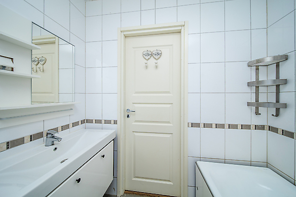 포토 JPG 해외이미지 디자인 건축양식 새로움 바닥 아파트 주택 실내 통 사람없음 내부 건물 빛 갈색 우주 목욕 거울 방 욕실 흰색 재산 작음 타일 싱크대 수도꼭지 심플 라디에이터 샤워실 진짜 스타일 해외포토 건축물 건축 컬러 컨셉 금융 청결 크기 개수대 샤워시설 파일형식 이미지허브