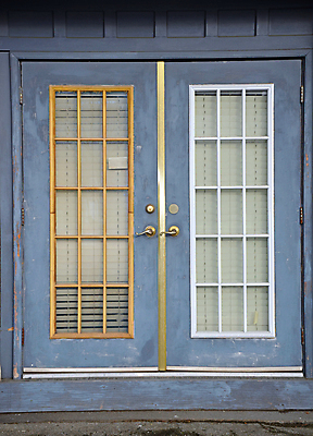 포토 JPG 해외이미지 외관 창문 유리 주택 사람없음 건물 목재 파란색 문 시골 블라인드 옛날 판유리 해외포토 나무 건축물 컬러 재료 재질 커튼 파일형식 이미지허브
