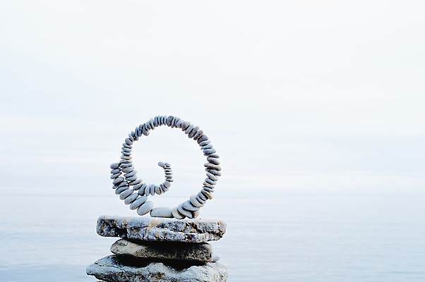 포토 JPG 해외이미지 선 바다 곡선 자연 하늘 추상 나선형 숙이기 사람없음 쌓기 스파 스트레칭 조약돌 바위 흰색 고리 그룹 파편 작음 균형 두루마리 심볼 명상 회전 흙더미 평형 해외포토 컬러 포즈 무늬 모션 운동 수영 흙 돌_바위 크기 생태계 파일형식 더미 이미지허브