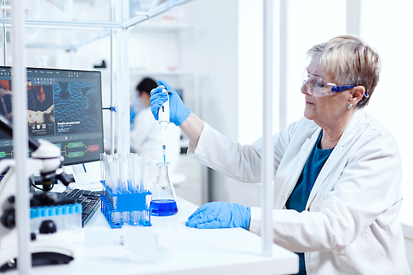 포토 JPG 해외이미지 여자 노년 남자 과학 실내 현미경 실험기구 실험 들기 성인 두명 옆모습 뒷모습 모니터 실험복 실험실 과학자 시험관 삼각플라스크 연구소 방호복 해외포토 직업 옷 뷰포인트 모션 사람 내부 컴퓨터 가운 플라스크 학자 파일형식 이미지허브