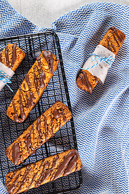 포토 JPG 해외이미지 리본 포장 실내 사람없음 하이앵글 초콜릿 달콤 건강식품 에너지바 종이호일 식힘망 해외포토 음식 뷰포인트 디저트 건강 내부 주방도구 맛 제빵도구 파일형식 이미지허브