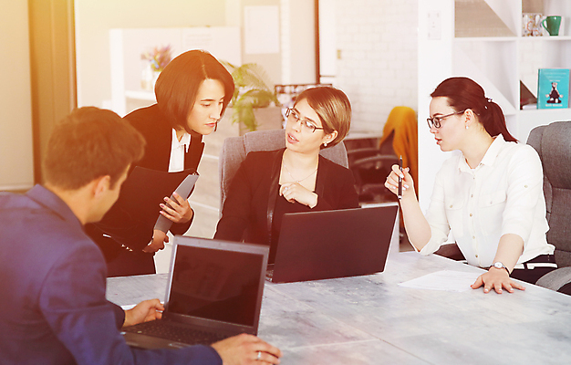 포토 JPG 해외이미지 직업 여자 비즈니스 통신 회의 협력 설계 노동자 아이디어 함께함 대화 여러명 노트북 사무실 업무 작업 비즈니스우먼 발표 그룹 계획 토론 종업원 동료 경영자 해외포토 다수 컨셉 관계 말하기 사람 전자제품 직장인 리더 파일형식 이미지허브